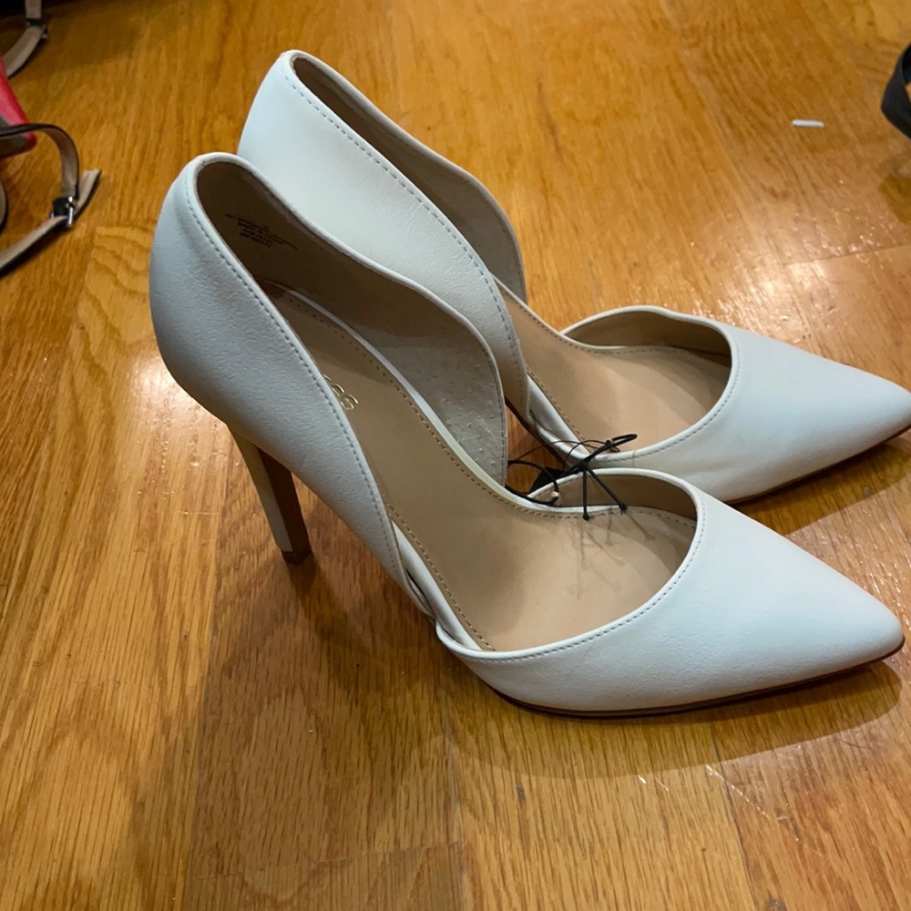 New Heels close toe with tags